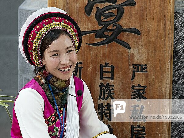 Junge lachende chinesische Frau in traditioneller Festtag Kleidung  Yunnan  China  Asien