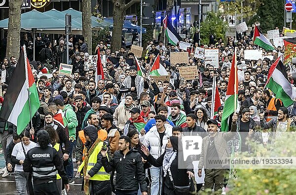 Kundgebung pro-palästinensischer Demonstranten. Sie fordern ein Ende der Unterdrückung der Palästinenser und ein Stopp des  wie sie es nannten  Genozid. Die Polizei war mit einem starken Aufgebot vor Ort  Stuttgart  Baden-Württemberg  Deutschland  Europa