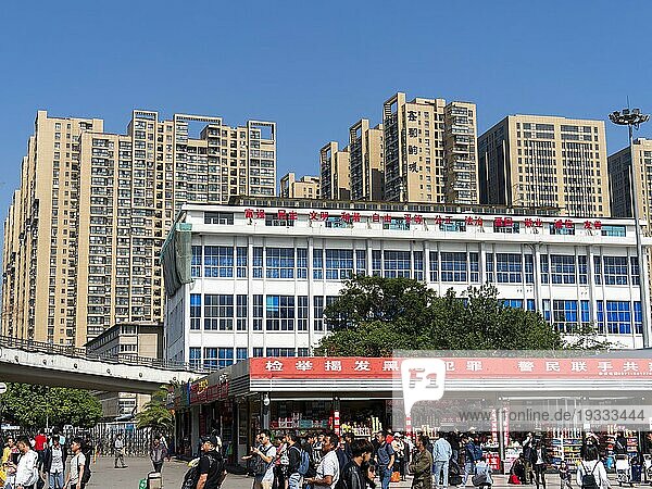 Bahnhofsvorplatz mit Passanten und Hochhäusern  Kunming  Yunnan  China  Asien