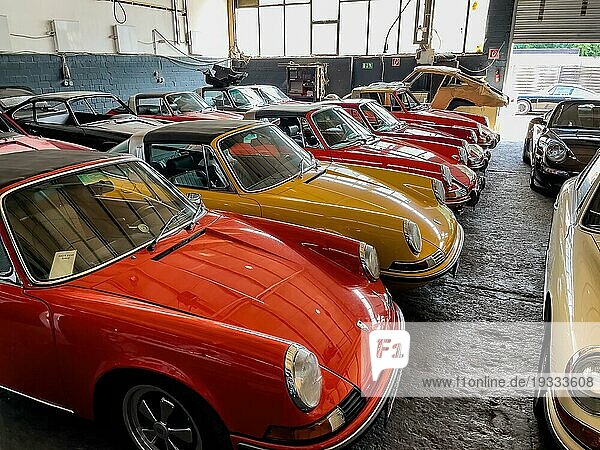 Mehrere Oldtimer Classic Car Porsche 911 aus 60er Jahre stehen in große Halle warten auf Aufbereitung  Deutschland  Europa