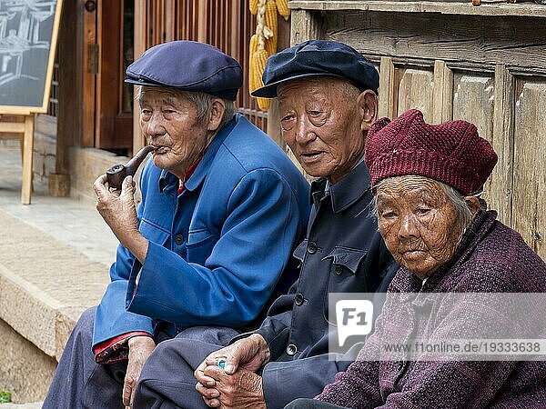 Alte Menschen sitzen vor dem Haus  chinesische Rentner  Shaxi  Yunnan  China  Asien