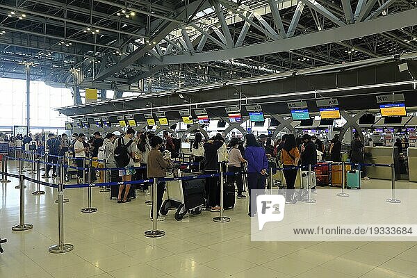 Passagiere am Singapur Airline Schalter  Flughafen Bangkok-Suvarnabhumi  Bangkok  Thailand  Asien
