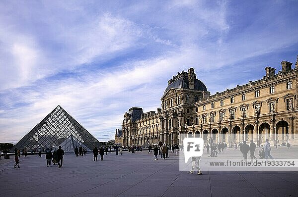 Pavillon Richelieu  gläserne Eingangspyramide  Palais du Louvre  Paris  Frankreich  Europa