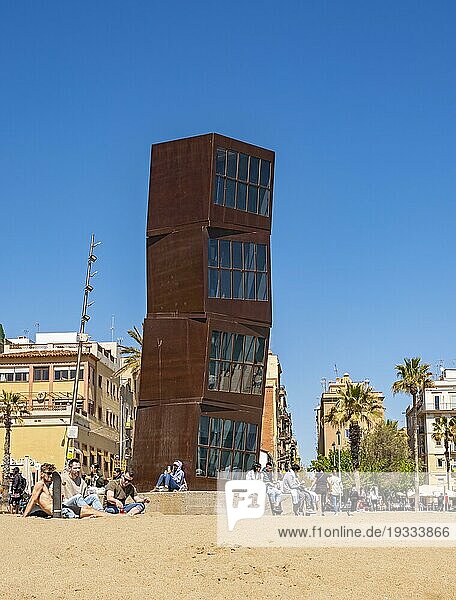 Homenatge a la Barceloneta  oder L'Estel Ferit  Skulptur von Rebecca Horn  Platja de Sant Sebastia Beach  Barcelona  Spanien  Europa