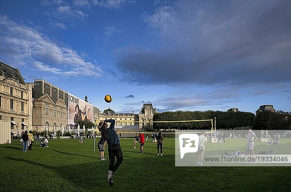 Jugendliche spielen Volleyball  Park  Parkanlage  Jardin du Carrousel  Museum Musée des Arts décoratifs  Palais du Louvre  Paris  Frankreich  Europa