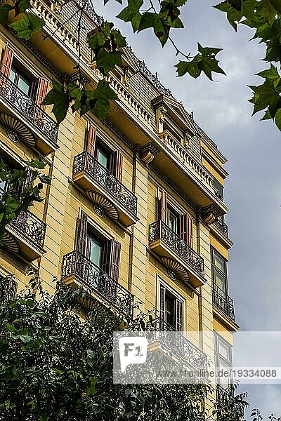 Hausfassade  Haus  Fassade  Altbau  Immobilie  wohnen in der Altstadt von Barcelona  Spanien  Europa