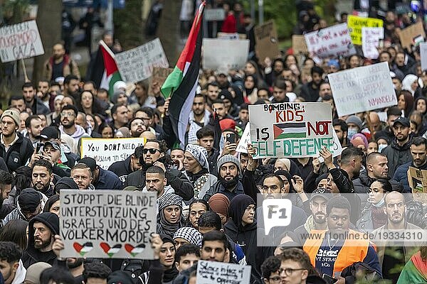 Kundgebung pro-palästinensischer Demonstranten. Sie fordern ein Ende der Unterdrückung der Palästinenser und ein Stopp des  wie sie es nannten  Genozid. Die Polizei war mit einem starken Aufgebot vor Ort  Stuttgart  Baden-Württemberg  Deutschland  Europa
