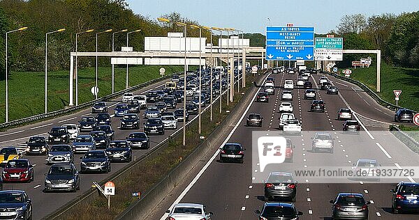 Stau auf der Autobahn A4 bei Paris  Autoverkehr  Frankreich  Europa