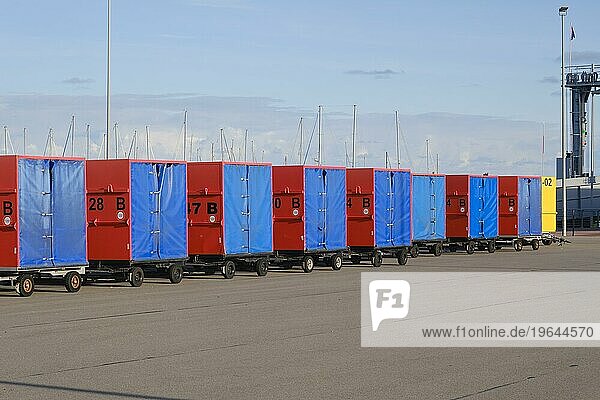 Gepäckcontainer zum Transport auf die Insel Norderney  Norddeich  Norden  Nordsee  Ostfriesland  Niedersachsen  Deutschland  Europa