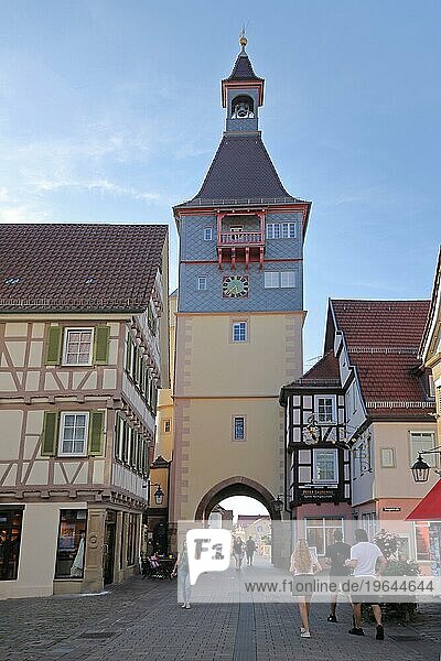 Historischer Schwaikheimer Torturm erbaut 15. Jhdt in der Fußgängerzone  Fußgänger  Stadttor  Marktstraße  Winnenden  Baden-Württemberg  Deutschland  Europa