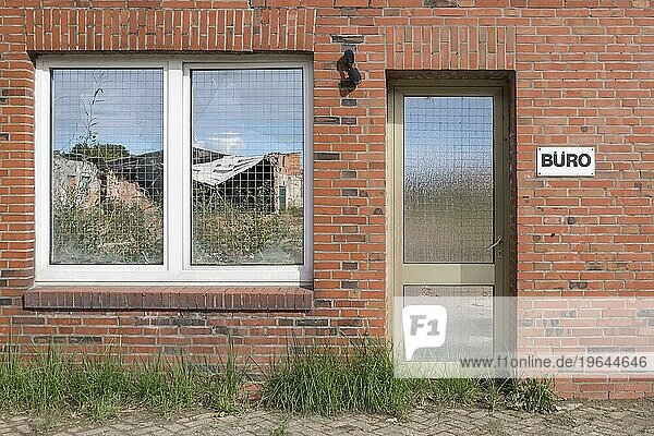 Abbruchhaus  Durchblickt durch zerbrochene Fensterscheiben  Ditzum  Rheiderland  Ostfriesland  Niedersachsen  Deutschland  Europa