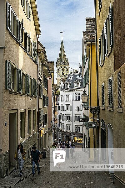 Enge Gassen der Altstadt von Zürich  Kirchturm der Kirche St. Peter  Größte Turmuhr Europas  Kanton Zürich  Schweiz  Europa