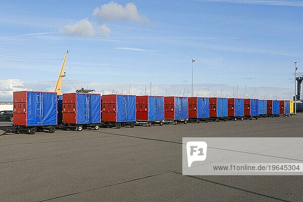 Gepäckcontainer zum Transport auf die Insel Norderney  Norddeich  Norden  Nordsee  Ostfriesland  Niedersachsen  Deutschland  Europa
