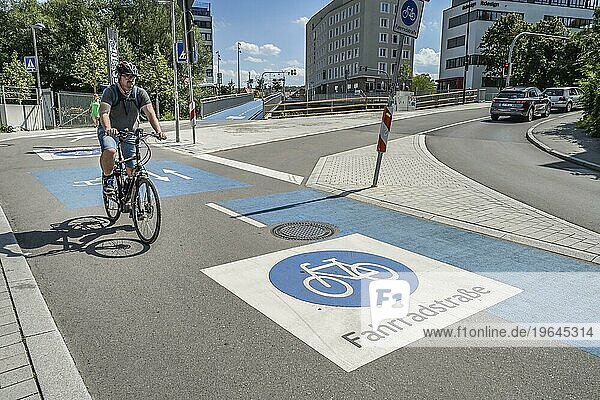 Fahrradstraße  beheizbare blaue Fahrradbrücke Mitte  Tübingen  Baden-Württemberg  Deutschland  Europa