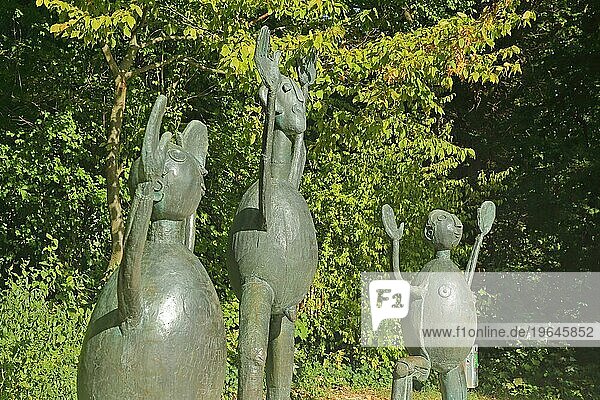 Skulptur Bild des Hoffens von Heinrich Kirchner 1974  drei  Figuren  Arme  Hände  hoch  oben  Gestik  grüßen  Begrüßung  hoffen Hoffnung  Skulpturengarten  Erlangen  Mittelfranken  Franken  Bayern  Deutschland  Europa