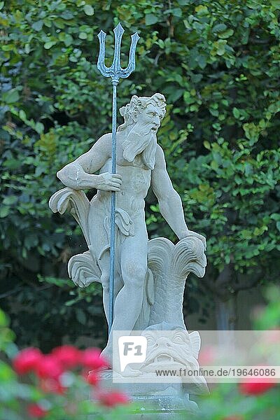 Skulptur Neptun mit Dreizack und Fischfigur im barocken Rosengarten  Delphinfigur  Mischwesen  rote Rosen  Unschärfe  Barockgarten  Neue Residenz  Bamberg  Oberfranken  Franken  Bayern  Deutschland  Europa