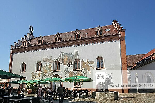 Historisches Altes Kaufhaus mit Stufengiebel und Wandgemälde  Fußgänger  Rathausplatz  Landau in der Pfalz  Rheinland-Pfalz  Deutschland  Europa