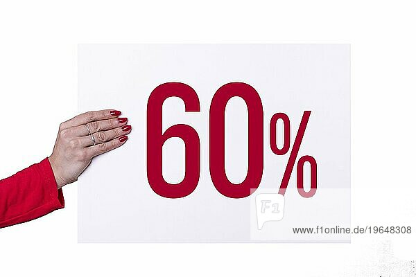 Weibliche Hand hält ein 60% Poster auf transparentem Hintergrund. Studioaufnahme. Kommerzielles Konzept