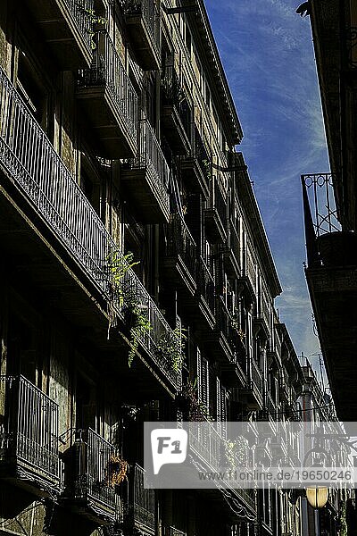 Wohnhaus mit Balkon  Altbau  Altstadt  Immobilie  Barcelona  Spanien  Europa