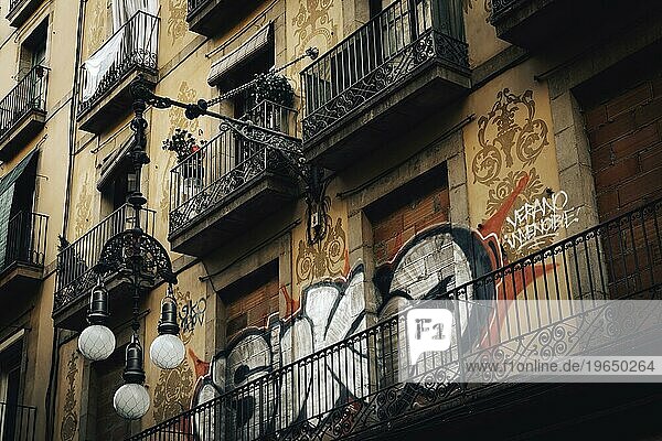 Wohnhaus mit Balkon  Altbau  Altstadt  Immobilie  Graffiti  Barcelona  Spanien  Europa