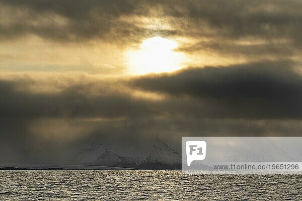Dramatische Lichtstimmung  wolkenverhangene Berge  Jarlsbergland  Spitzbergen  Svalbard  Norwegen  Europa