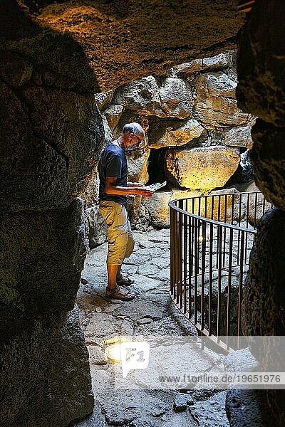 Tourist erkundet Nuraghe Santu Antine  Bonnanaro Kultur  Megalith Ruine  Festung  archäologische Stätte bei Torralba  Innenaufnahme  Sassari  Sardinien  Italien  Europa