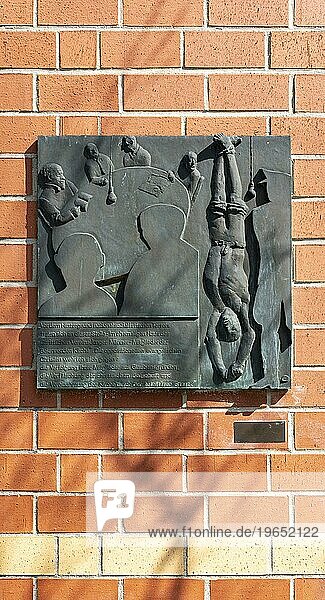 Bronzetafel am Haus des ehemaligen Vereins christlicher Junger Männer  Berlin  Deutschland  Europa