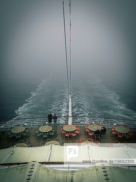 Heck eines Kreuzfahrtschiffs im Nebel bei trüber Stimmung  Norwegen  Skandinavien  Europa