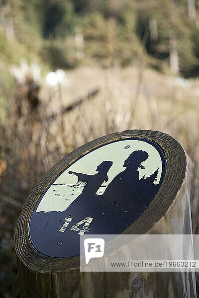 A trail marker with silhouettes of Lewis and Clark.