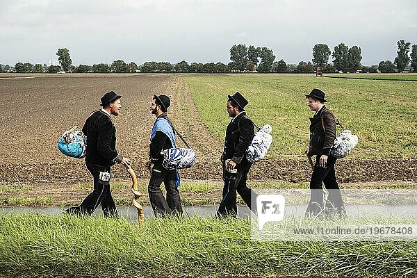 Eine Gruppe von Rolandsbrüdern begleitet einen Wandergesellen zu seiner Einheimischmeldung in Großniedesheim