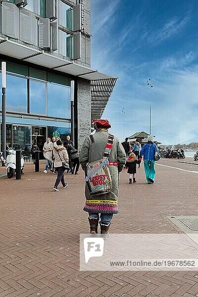 Einzelner Fußgänger mit Traditioneller Kleidung  Amsterdam  Niederlande  Europa