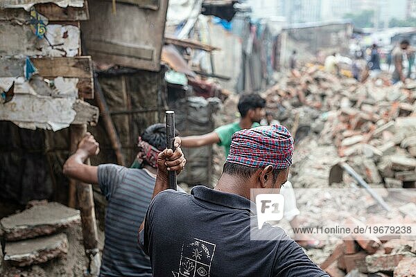 Bauarbeiter beim Ausheben eines Grabens auf einer Baustelle  Tejgaon Slum Area  Dhaka  Bangladesch  Asien