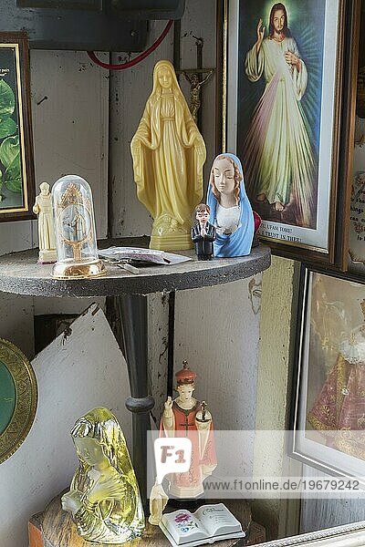 Religiöse Statuen und Gemälde zum Verkauf in einem Geschäft für Gebrauchtwaren und Mobiliar  Quebec  Kanada  Nordamerika