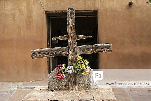 Chimayo  New Mexico  Ein Kreuz vor El Santuario de Chimayo  einem römisch katholischen Wallfahrtsort in den Bergen des nördlichen New Mexico