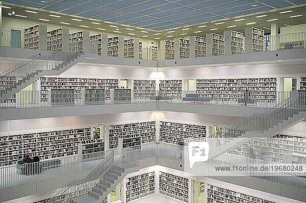 Innenaufnahme  Galeriesaal mit Treppenaufgängen der Stadtbibliothek  Architekt Eun Young Yi  Stuttgart  Baden-Württemberg  Deutschland  Europa