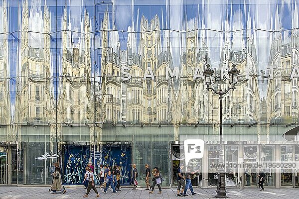 Schaufensterfassade mit Spiegelung  La Samaritaine  seit 1869 exklusives Luxuswaren Warenhaus mit antiker Straßenlaterne und Fußgänger  Paris  Île-de-France  Frankreich  Europa