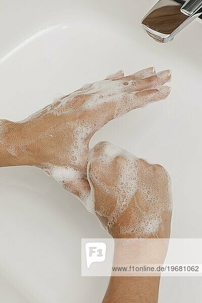 Händewaschen mit Seife einreiben flach legen