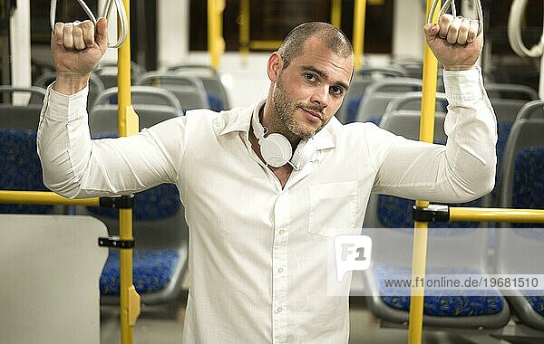 Porträt erwachsener Männchen im Bus