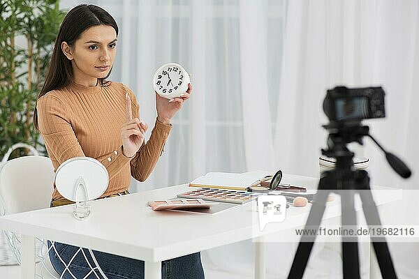 Frau macht Werbung mit Uhr