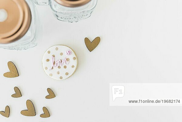 Liebe Text hausgemachte Kekse mit Herzform isoliert weißen Hintergrund