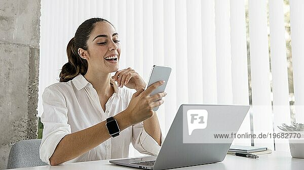 Seitenansicht Geschäftsfrau mit Smartphone Laptop