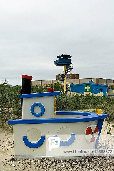 Spielplatz mit Schiff aus Kunststoff  Kindheit  leer  keine Person  Strand