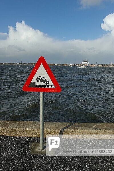 Hinweisschild warnt vor der Gefahr ins Wasser zu geraten  Verkehrszeichen am Fährhafen  Egense  Hals  Mou  Aalborg  Nordjylland  Nordjütland  Limfjord  Kattegat  Dänemark  Europa
