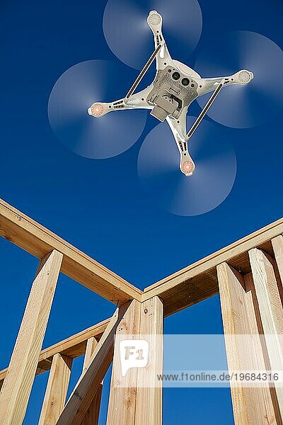 Drohne unbemanntes Luftfahrtsystem fliegt  um ein Haus zu inspizieren Holzkonstruktion Framing gebaut werden