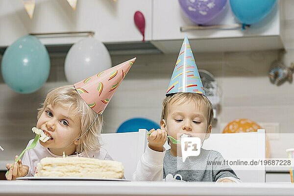 Kinder essen Kuchen Geburtstagsparty