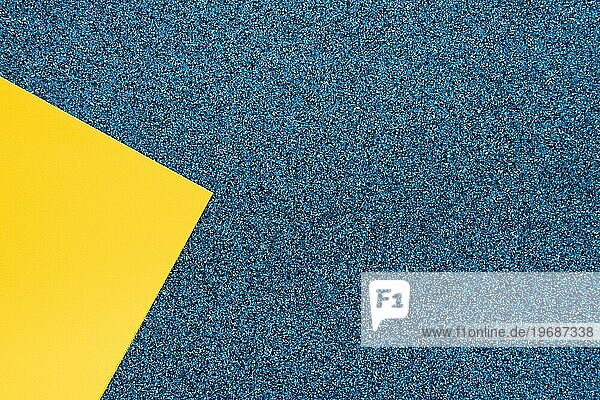 Draufsicht gelbes Kartonpapier blaue Oberfläche