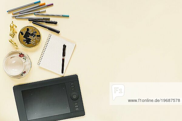 Grafik digitalen Tablette mit Filzstift Spirale Notizbuch leere Keramiktasse Creme Hintergrund