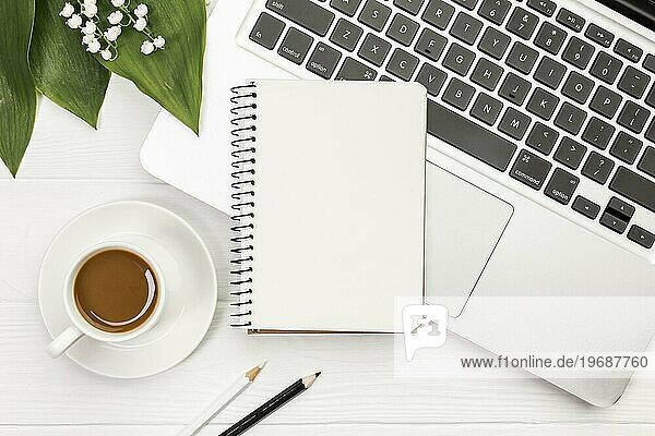 Kaffeetasse mit Spirale Notizblock Laptop mit Buntstiften Büro Holzschreibtisch