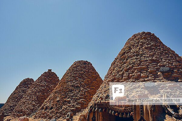 Traditionelle Bienenhäuser aus Lehmziegeln oder Lehmsteinen. Harran  die große antike Stadt in Obermesopotamien  ist heute ein Bezirk in der Provinz Sanliurfa in der Türkei. Dächer von Bienenhäusern gegenüber dem klaren Himmel