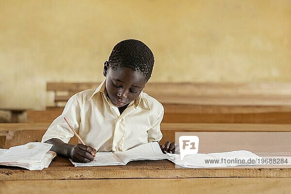 Afrikanisches Kind lernt Klasse 3